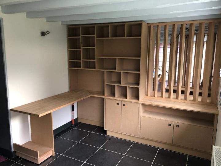 Aménagement de meubles et de structures en différents matériaux