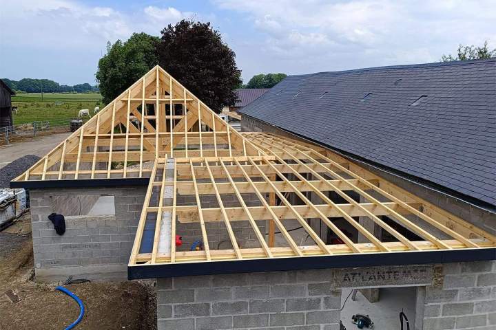 Installation de charpentes traditionnelles et de colombages